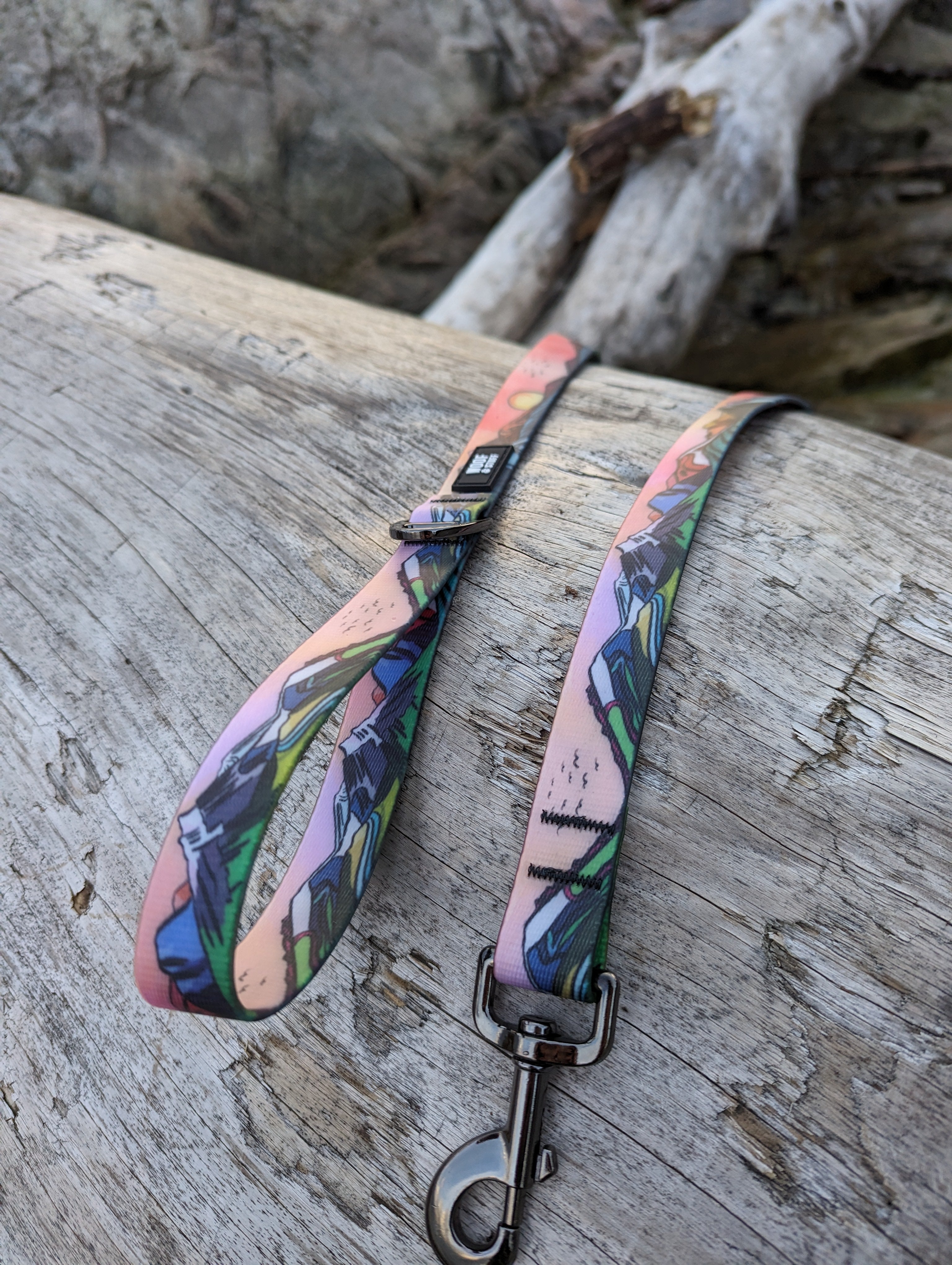 La Laisse Imperméable Sunrise Peaks – Laisse Aventure Waterproof pour Chien | Woof & Stuff