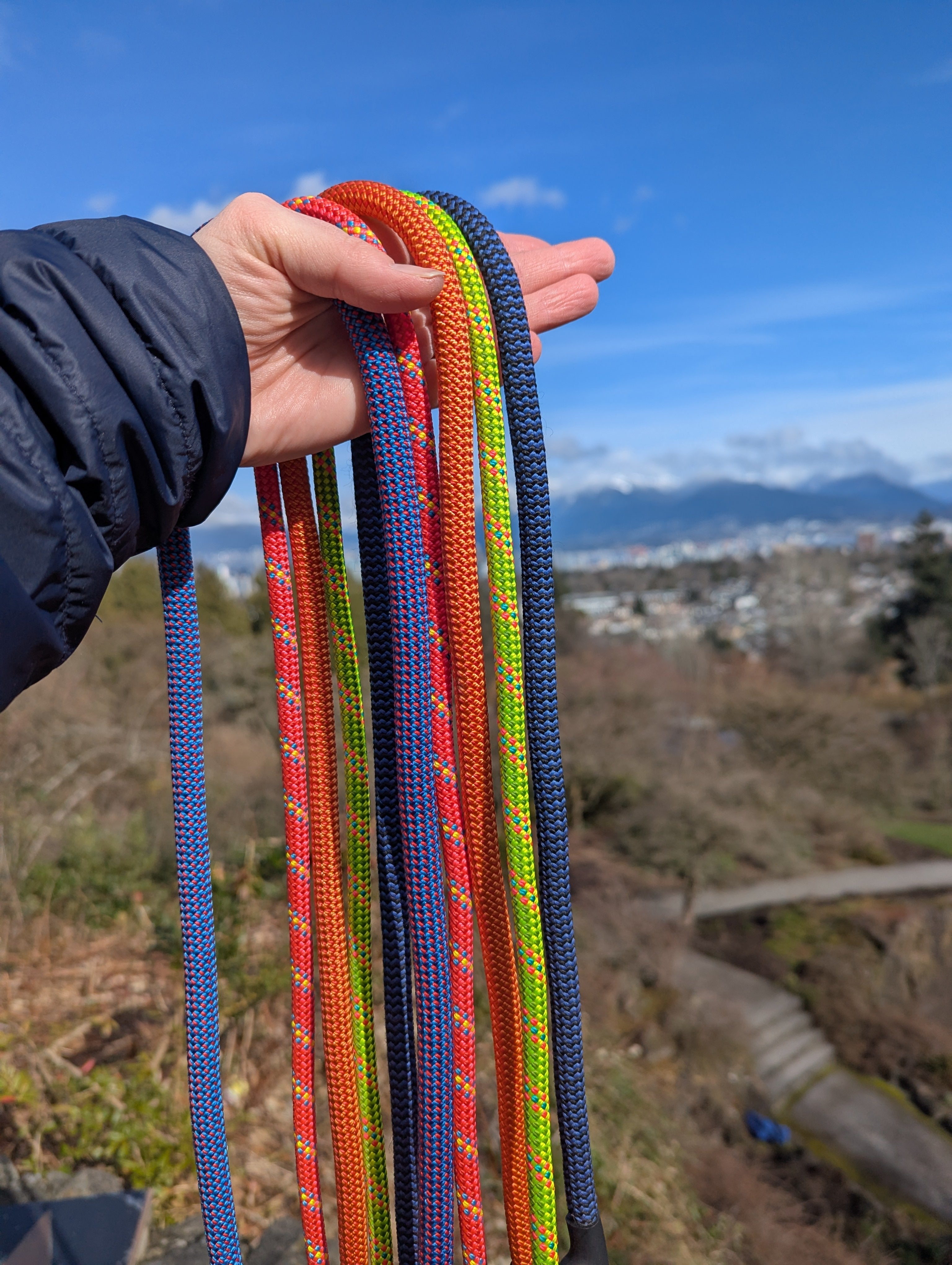 Laisse en Corde d’Escalade Fuchsia – Recyclée & Faite à Vancouver 🇨🇦 | Woof & Stuff