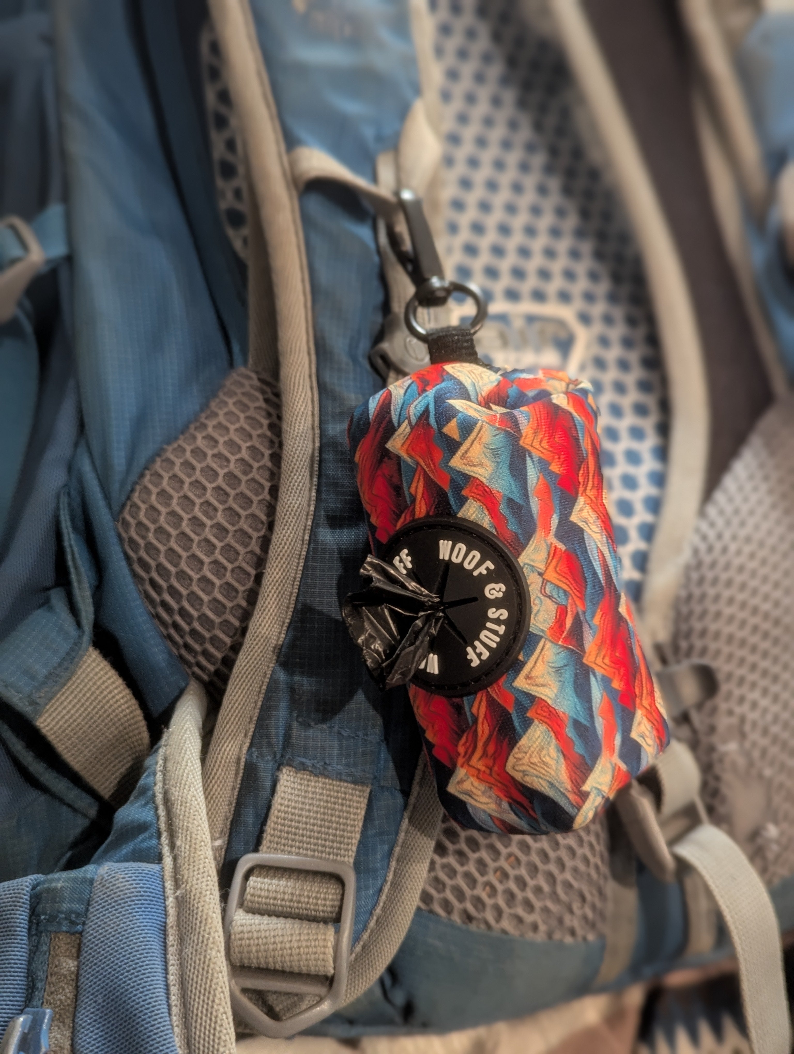 Le Distributeur de Sacs Rocky Ridge – Distributeur de Sacs Éco-Stylé pour Chien | Woof & Stuff