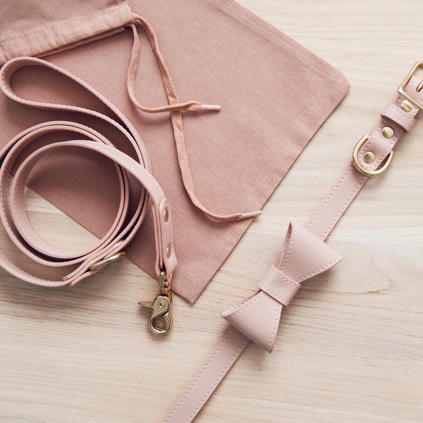 laisse et Collier et nœud papillon pour chien rose -Âme & Muzo