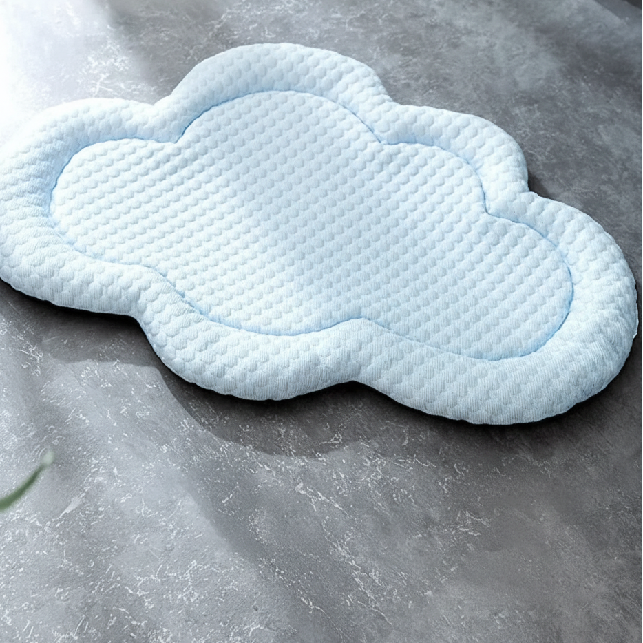 Tapis rafraîchissant forme nuage bleu pâle